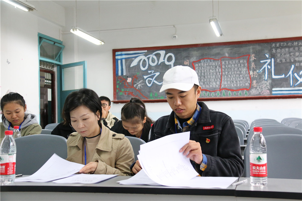 答辩教师认真审核学生论文材料_副本.jpg